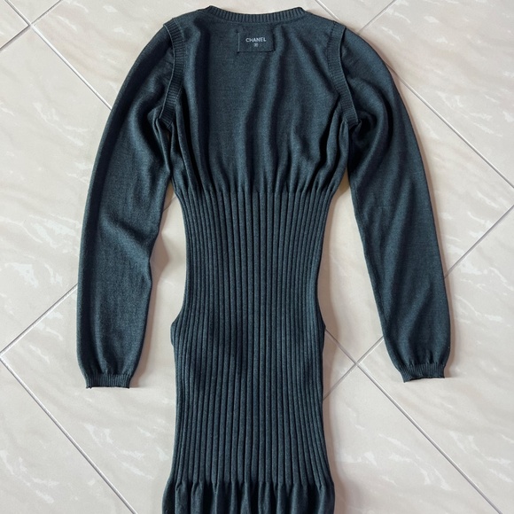 2851 Chanel ribbed knit mini dress in charcoal gray Size 40 (US 4) - Picture 5 of 8